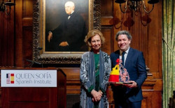 La Reina Sof&iacute;a recuerda a los afectados por la DANA al entregar en Nueva York el Premio Sof&iacute;a 2024