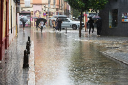  La semana tendr&aacute; temperaturas altas para la &eacute;poca y ser&aacute; lluviosa hasta el jueves, cuando bajar&aacute;n los term&oacute;metros