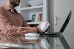 La sudoración excesiva puede tener causas médicas como infecciones, alteraciones hormonales o algunos tipos de cáncer