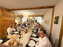 La tribu de la tertulia de Claudio Acebo se reúne para comer. Carlos Magdalena