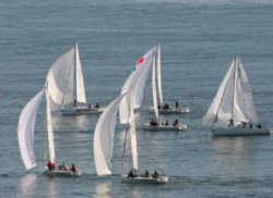 La tripulaci&oacute;n del Edificio Castelar se impuso en la &uacute;nica prueba de la tirada del J80 Santanderino