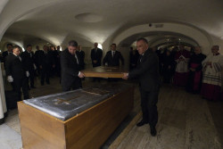 La tumba de Benedicto XVI podr&aacute; visitarse a partir de ma&ntilde;ana domingo a las 9:00