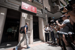 La UCO abandona la sede del PSOE tras tres horas en Ferraz para realizar el clonado del correo de Santos Cerd&aacute;n