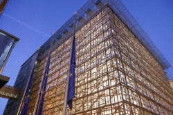 La UE apela a la diplomacia como &uacute;nica "soluci&oacute;n" y rechaza amenazas de Trump contra infraestructuras civiles