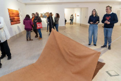 La Vidriera de Camargo inaugura la muestra de escultura `Algo que tiene que ver con el tacto: la piel de la Tierra`