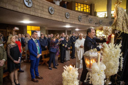 La Virgen de la Amargura de Santander recibe la faja de Oficial General de la Armada Espa&ntilde;ola