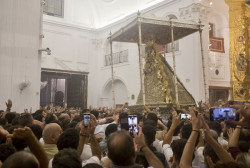 La Virgen del Roc&iacute;o procesiona por la aldea almonte&ntilde;a tras el tradicional salto a la reja a las 02.55 horas