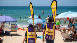 Lanzan la campaña `Tu lata al amarillo` para concienciar sobre el reciclaje en la playa, también en Santander