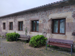 Las Antiguas Escuelas de Santa Mar&iacute;a de Cay&oacute;n renuevan sus ventanas