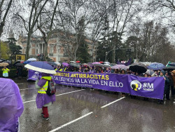 Las feministas reivindican con parag&uuml;as y chubasqueros a "todes" en Madrid
