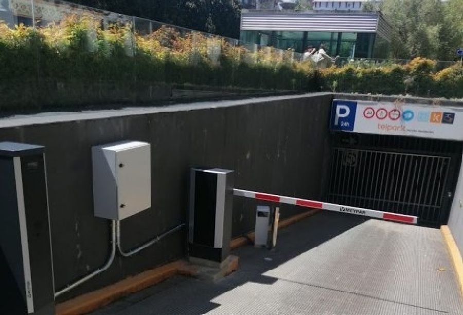 Las fisuras del p&aacute;rking de Pombo inutilizan una veintena de plazas y obligan a vallar 250 metros cuadrados de la plaza