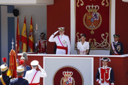Las Fuerzas Armadas se dan un ba&ntilde;o de masas en Granada en un multitudinario desfile presidido por los Reyes