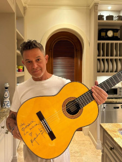 Las guitarras donadas por Alejandro Sanz o Estopa para los afectados por la DANA reciben casi 7.500 pujas en 24 horas