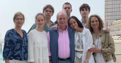 Las infantas Elena, Cristina y nietos acuden  a Abu Dabi a pasar unos d&iacute;as con su padre y abuelo el Rey Juan Carlos