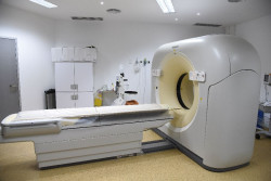 Las listas de espera de consultas y pruebas diagnósticas bajan más de un 30% en Cantabria