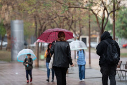 Las lluvias amenazan este jueves la mitad norte peninsular, con una bajada ligera de temperaturas en casi todo el pa&iacute;s