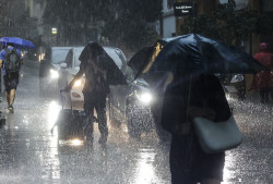 Las lluvias descargan con una intensidad torrencial en Carcaixent (Valencia): 100 l/m2 en una hora