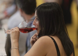 Las mujeres que quieren quedarse embarazadas deben evitar el alcohol en la segunda mitad del ciclo menstrual