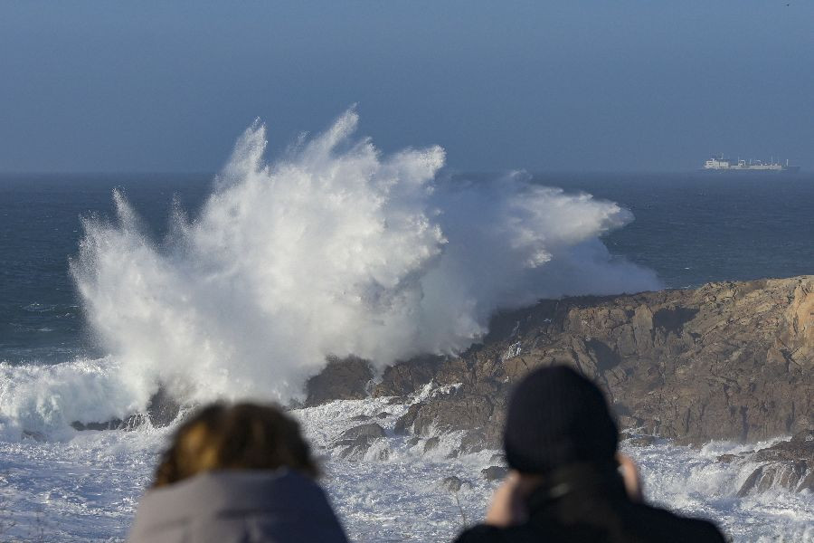 Las olas, el viento y la nieve pondr&aacute;n ma&ntilde;ana en aviso a cinco CCAA, con Cantabria en nivel amarillo por oleaje
