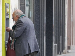 Las personas mayores creen que no reciben un trato administrativo correcto