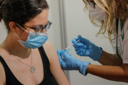 Las personas que se hayan contagiado de Covid-19 deber&aacute;n esperar 4 semanas para recibir la dosis de refuerzo