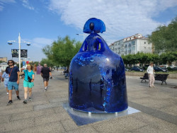 Las reinas marianas de Manolo Valdés dan color al Muelle de Calderón en Santander