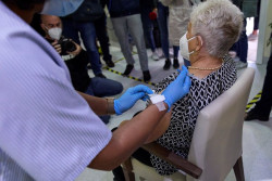 Las residencias registran 5.083 muertes por Covid en 2021, una cifra alejada de los 25.797 de 2020 gracias a las vacunas