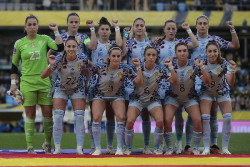 Las selecciones de Espa&ntilde;a y Suecia posan juntas con el lema #SeAcab&oacute; antes de su partido