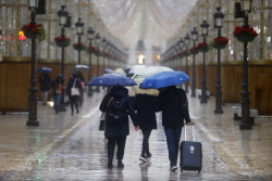 Las temperaturas aumentan este domingo en la Pen&iacute;nsula y Baleares, con 10 CCAA en aviso por olas, viento, nieve y lluvia