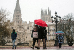 Las temperaturas m&aacute;ximas bajan de forma generalizada este domingo, en el que nueve CCAA est&aacute;n en aviso por fr&iacute;o y nieve