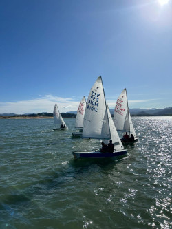 Las tripulaciones del Chiqui IV y  del  Momas se impusieron en una dura jornada del Snipe santanderino.    Por J.F.M.J.O.