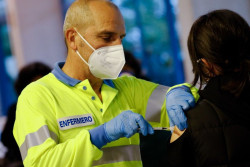  Las vacunas siguen evitando alrededor del 90% de hospitalizaciones y muertes, seg&uacute;n Sanidad