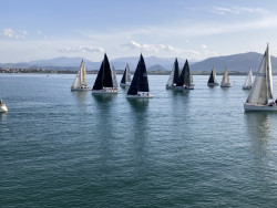 Las velas de las regatas de los sábados embellecen la Bahía de Santander