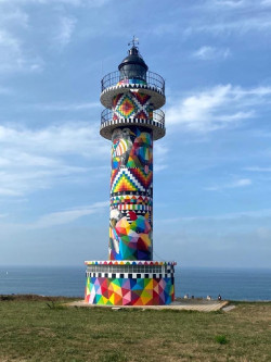 Las visitas al Faro de Ajo pintado por Okuda se retoman este fin de semana tras su cierre por el Covid