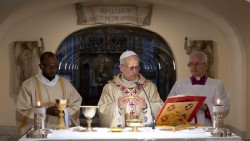 Le&oacute;n XIV celebra misa en las Grutas Vaticanas junto a la tumba de San Pedro y reza ante las de sus predecesores