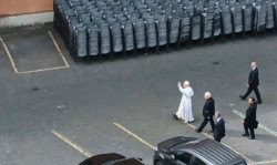 Le&oacute;n XIV entra al Palacio del Santo Oficio y saluda a los fieles, antes de su primer Regina Caeli