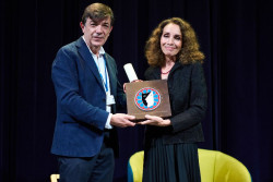 Llega a la pasarela de la UIMP Ana Bel&eacute;n que recibe el premio La Barraca de la UIMP 