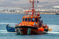 Llega otra patera, la tercera, perfectamente sincronizadas con 60 migrantes a Lanzarote