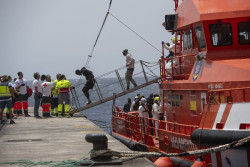 Llega un cayuco con 67 migrantes y un fallecido a bordo en aguas de El Hierro