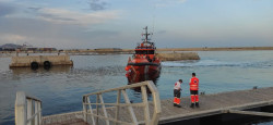 Llega  una patera con 15 personas en la costa de La Vila Joiosa, con seis heridos por quemaduras