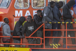 Llegan dos cayucos con 159 migrantes a Tenerife y Gran Canaria