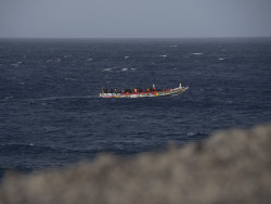 Llegan dos cayucos con cerca de 120 personas migrantes a bordo a la isla de El Hierro