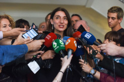 Llop preocupada por los gritos del colegio mayor madrile&ntilde;o pero no  por lo que ocurre en Catalu&ntilde;a