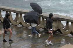 Lluvia, tormentas y olas pondr&aacute;n ma&ntilde;ana en aviso a 14 provincias, con C&aacute;diz, Huelva, Sevilla y Valencia en nivel naranja