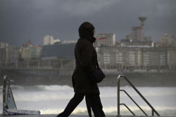 Lluvias, tormentas, olas y viento activan hoy los avisos en 22 provincias