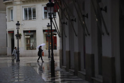 Lluvias, tormentas y olas ponen en aviso a cinco provincias de Andaluc&iacute;a, con Huelva en riesgo por mangas marinas
