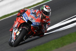 Lorenzo advierte que la lesión de su muñeca "es más grave de lo que parecía" y no asegura si correrá en Motegi