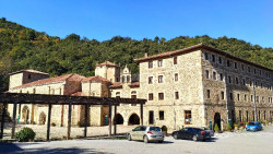 Los accesos al Monasterio de Santo Toribio estar&aacute;n cerrados este domingo, aunque habr&aacute; autobuses lanzaderas desde Potes