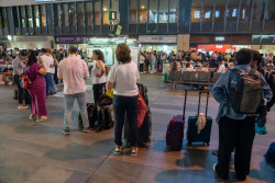 Los afectados por la cancelaci&oacute;n de trenes podr&aacute;n reclamar el precio del billete, el alojamiento o comida