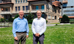 Los anestesiólogos de Valdecilla Ignacio del Moral y José María Maestre, socios de honor de la SESSEP